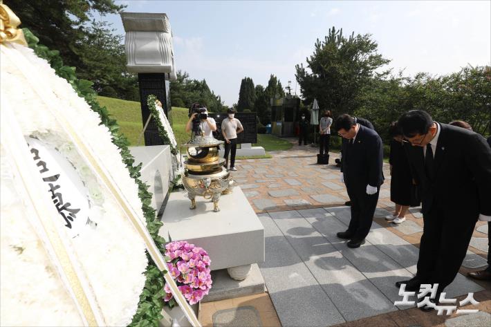 김대중 전 대통령 묘역 참배하는 설훈 민주당 의원