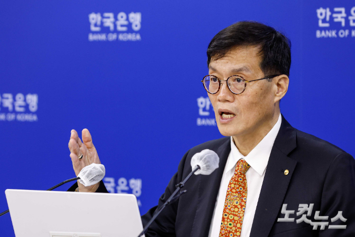 이창용 한국은행 총재가 지난 13일 서울 중구 한국은행에서 열린 통화정책방향 기자간담회에서 취재진 질문에 답하고 있다. 사진공동취재단