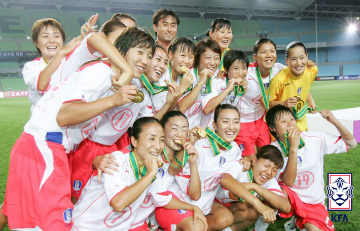 여자부 초대 대회에서 우승을 차지한 한국 여자 축구대표팀. 대한축구협회