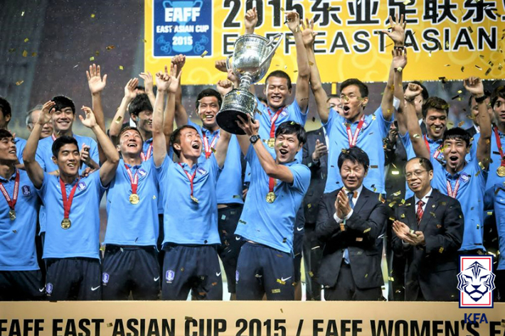 2015년 대회에서 우승한 한국 남자 축구대표팀. 대한축구협회