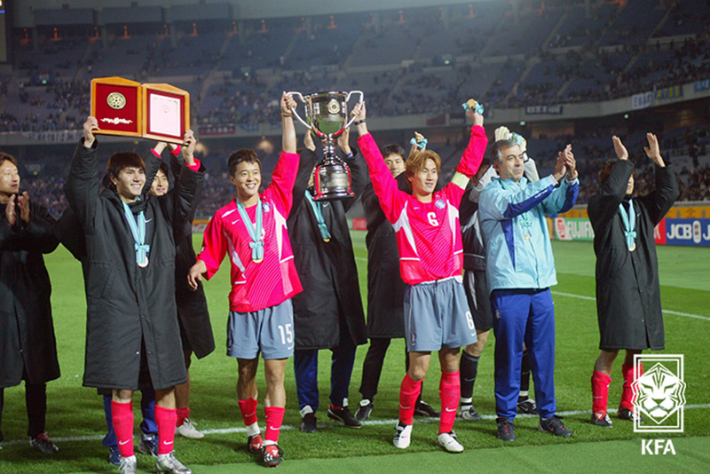 2003년 초대 동아시안컵 대회에서 우승을 차지한 한국 남자 축구대표팀. 대한축구협회