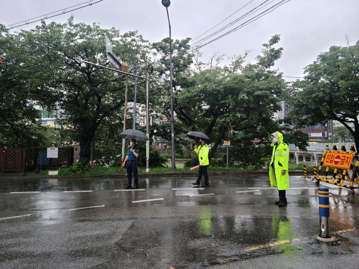 18일 부산지역에 시간당 최대 30㎜에 달하는 비가 내리면서 도로 8곳에 통제됐다. 부산경찰청 제공