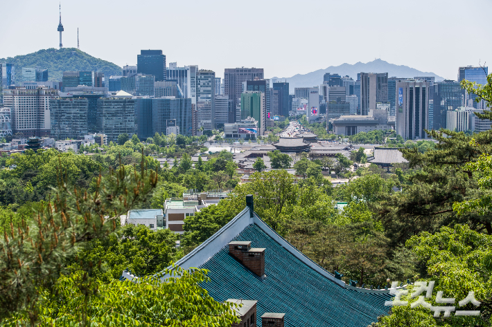 서울 종로구 청와대 관저 뒷산에서 바라 본 경복궁과 광화문 전경. 노컷뉴스