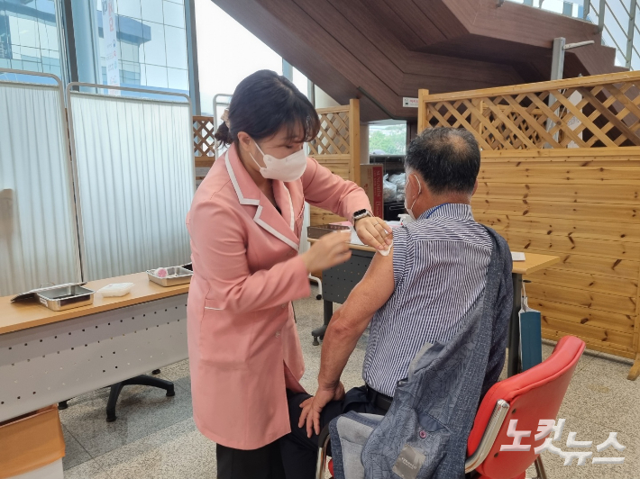 18일 순천시 한 어르신이 보건소를 찾아 4차 예방접종을 하고 있다. 박사라 기자 