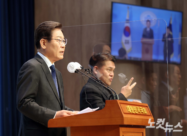 이재명 더불어민주당 국회의원이 17일 서울 여의도 국회 소통관에서 8.28 전당대회 당대표 출마를 선언하고 있다. 윤창원 기자