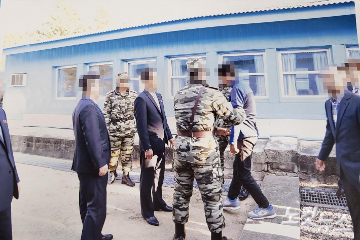 통일부는 지난 2019년 11월 판문점에서 탈북어민 2명을 북한으로 송환하던 당시 촬영한 사진을 12일 공개했다. 당시 정부는 북한 선원 2명이 동료 16명을 살해하고 탈북해 귀순 의사를 밝혔으나 판문점을 통해 북한으로 추방했다. 통일부 제공