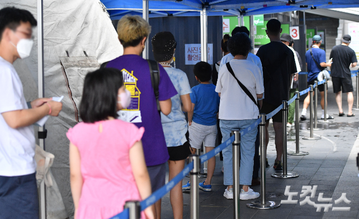 코로나19 신규 확진자가 월요일 기준 12주 만에 가장 많이 발생한 18일 오전 서울 용산구보건소 코로나19 선별진료소에 시민들이 검사를 받기 위해 줄을 서고 있다. 오늘 0시 기준 신규 환자는 2만 6299명으로 1주일 전인 11일 1만 2681명보다 1만 3618명, 107% 늘어난 숫자다. 류영주 기자