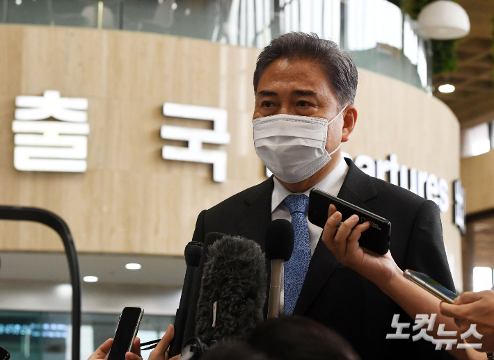 박진 외교부 장관이 윤석열 정부 출범 이후 첫 한일 외교장관 회담을 갖기 위해 18일 오후 김포공항을 통해 일본으로 출국 전 취재진의 질문에 답하고 있다. 황진환 기자