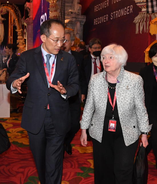  G20 재무장관·중앙은행총재회의 참석차 인도네시아 발리를 방문 중인 추경호 경제부총리 겸 기획재정부 장관이 15일 발리 누사두아 컨벤션센터(BNDCC)에서 재닛 옐런 미국 재무장관과 환담을 하고 있다. 기획재정부 제공