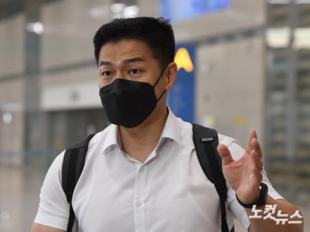 취재진 질문에 답하는 인터폴 전재홍 계장