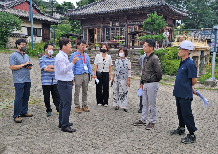 김호진 경주부시장이 신라금속공예지국 조성현장을 찾아 현장을 점검하고 있다. 경주시 제공