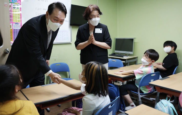 윤석열 대통령이 19일 오후 서울 종로구 참신나는학교 지역아동센터를 방문, 아동 돌봄 프로그램을 참관했다. 대통령실 제공