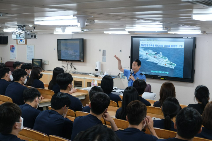 여인태 해경교육원장이 해경, 경찰, 소방 간부후보생들에게 교육을 진행하고 있다. 해경교육원 제공