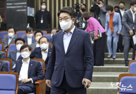 국민의힘 권성동 당대표 직무대행 겸 원내대표가 20일 서울 여의도 국회에서 열린 의원총회에 참석하고 있다.