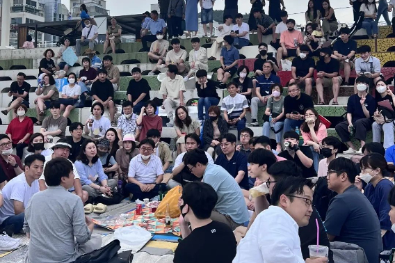 이준석 대표가 지난 17일 부산 광안리 수변공원에서 당원들과 함께한 모습. 이준석 페이스북 캡처