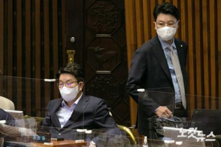 국민의힘 권성동 당대표 직무대행 겸 원내대표가 20일 서울 여의도 국회에서 열린 본회의에 참석한 가운데 장제원 의원이 그 뒤를 지나가고 있다.