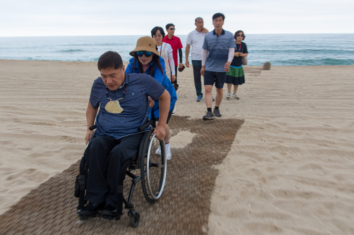 전국 시·도 사무관 10명은 지난 19일 강릉시를 방문해 '무장애 관광도시' 추진상황을 청취하고 경포해변 등 주요 관광지를 찾아 이동약자를 위한 편의시설 설치 현황과 운영상황을 확인했다. 강릉시 제공