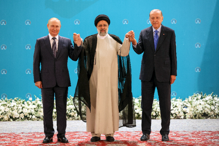 푸틴은 이란을 방문한 튀르키예의 레제프 타이이프 에르도안 대통령과도 만나 러·이란·튀르키예 3국 정상 3자 회담을 가졌다. 연합뉴스