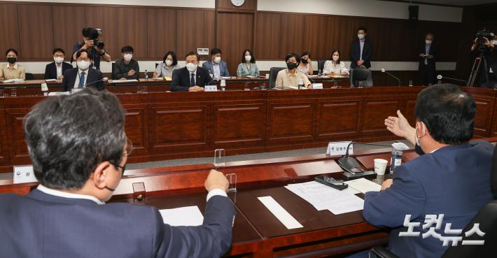 더불어민주당 서해 공무원 사망사건 TF가 20일 서울 종로구 정부서울청사에서 탈북 어민 북송 영상 공개와 관련해 통일부를 방문한 가운데 정소운 인도협력국장이 김병주 위원장의 발언에 대해 정정하자 김 위원장과 황희 위원이 항의를 하고 있다.