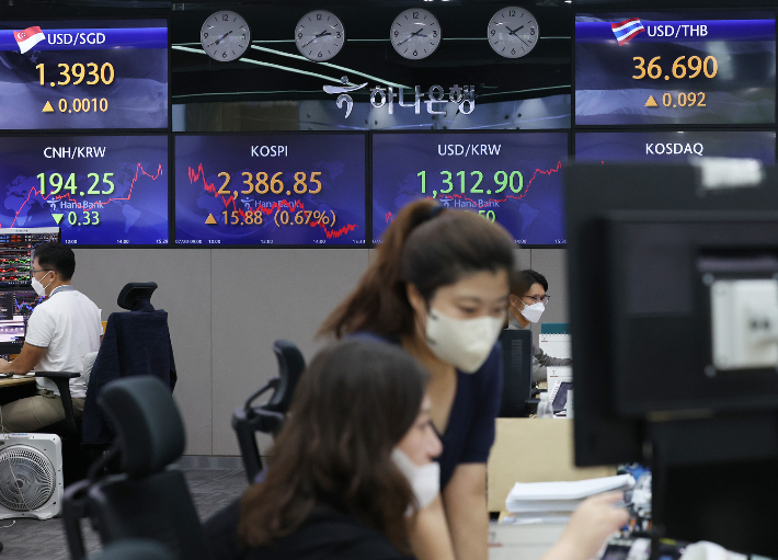 20일 오후 서울 중구 하나은행 본점 딜링룸에서 직원들이 업무를 보고 있다. 연합뉴스