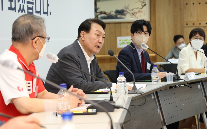 윤석열 대통령이 20일 오후 경기도 성남시 분당구의 한 영구임대단지 내 복지관에서 제3차 비상경제민생회의를 주재하고 있다. 연합뉴스