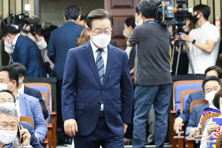 19일 오후 서울 여의도 국회에서 열린 더불어민주당 의원총회에 이재명 의원이 참석하고 있다. 윤창원 기자