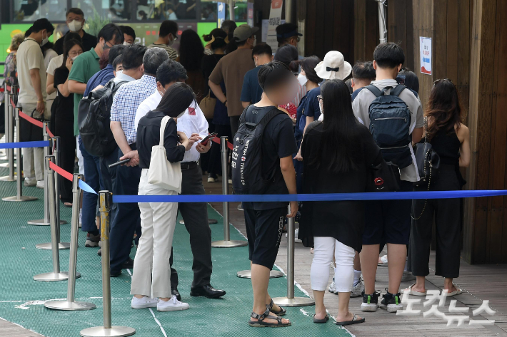 코로나19 선별검사소를 찾은 시민들이 검사를 받기 위해 줄을 서 있다. 박종민 기자