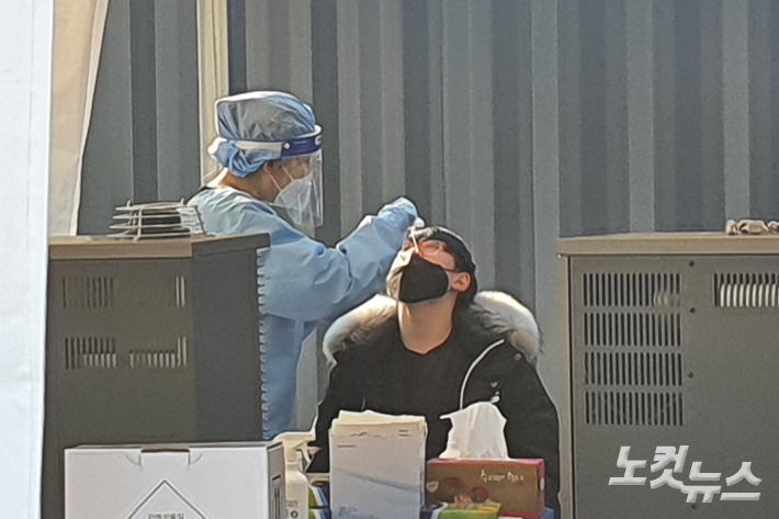 코로나 19 신속항원 검사를 받고 있는 학생. 손경식 기자