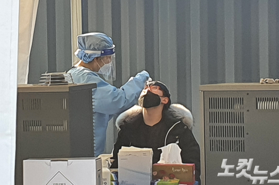 코로나 19 신속항원 검사를 받고 있는 학생. 손경식 기자