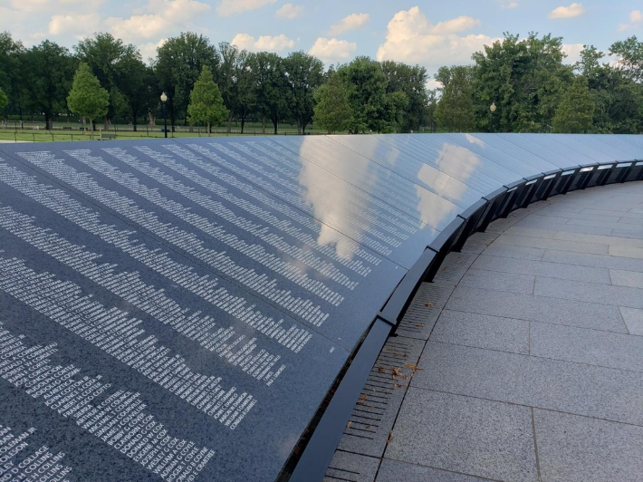 미국 워싱턴DC에 있는 한국전쟁 기념공원 내 참전용사 '추모의 벽'이 공식 완공을 앞두고 있다. 한국전쟁 전사자의 이름이 새겨진 '추모의 벽' 전경. 연합뉴스