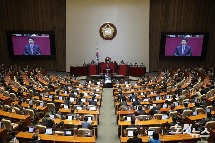 권성동 국민의힘 원내대표 겸 당대표 직무대행이 21일 오전 서울 여의도 국회 본회의장에서 교섭단체 대표연설을 하고 있다.