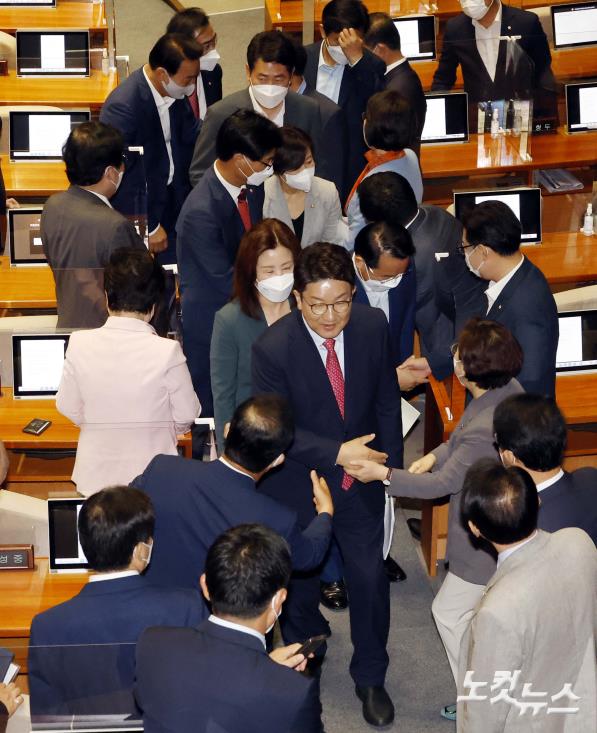 권성동 국민의힘 대표 직무대행 겸 원내대표가 21일 서울 여의도 국회에서 열린 제398회 국회(임시회) 제3차 본회의에서 교섭단체 대표연설을 미친 뒤 동료의원들과 인사를 하고있다. 윤석열 대통령 취임 후 첫 교섭단체 대표 연설이다.