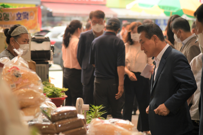 전통시장을 방문한 백성현 논산시장(맨 오른쪽). 논산시 제공