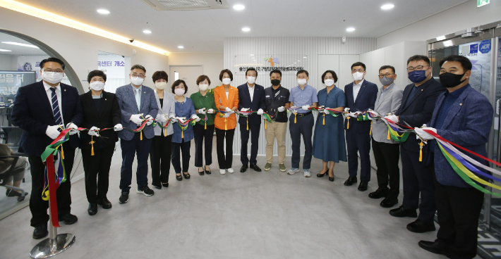 울산 북구발달장애인평생교육센터가 21일 북구 연암동 신화프라자 5층에 문을 열었다. 개소식에서 박천동 북구청장과 강진희 북구의회 의장, 북구의회 의원, 센터 관계자 등이 축하 테이프를 자르고 있다. 북구청 제공