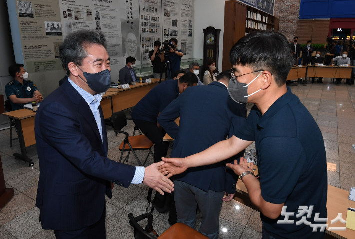 윤희근 경찰청장 후보자가 21일 오전 서울 서대문구 경찰청에서 경찰 직장협의회 대표단과 간담회를 갖기 위해 입장하며 참석자들과 인사나누고 있다. 황진환 기자