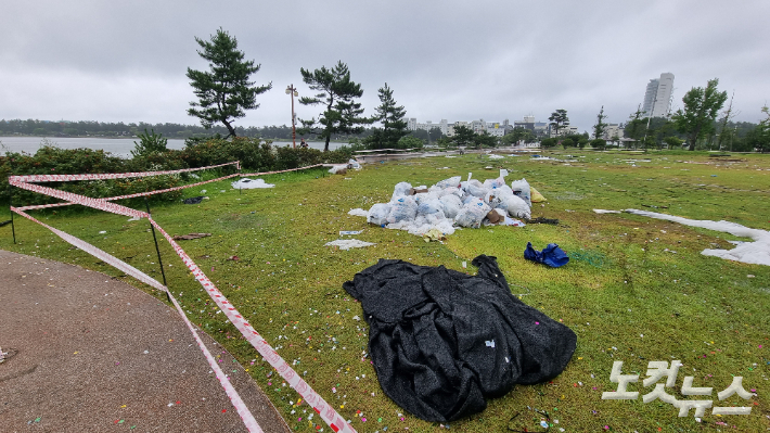 경포호수 잔디광장위에 방치된 쓰레기. 전영래 기자