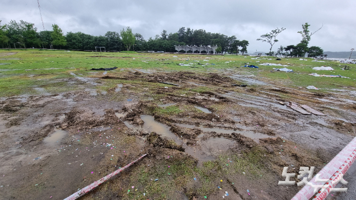지난 18일 유명 음악프로그램 녹화가 진행된 이후 심하게 훼손된 강릉 경포호수 잔디광장. 전영래 기자