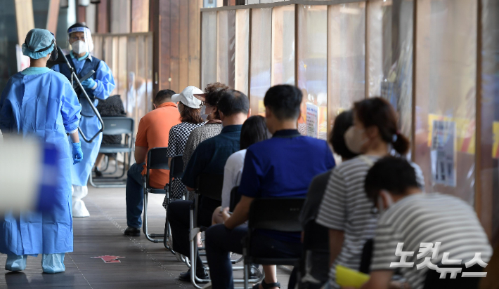 지난 19일 서울 송파구선별검사소를 찾은 시민들이 검사를 받기 위해 대기하고 있다. 박종민 기자