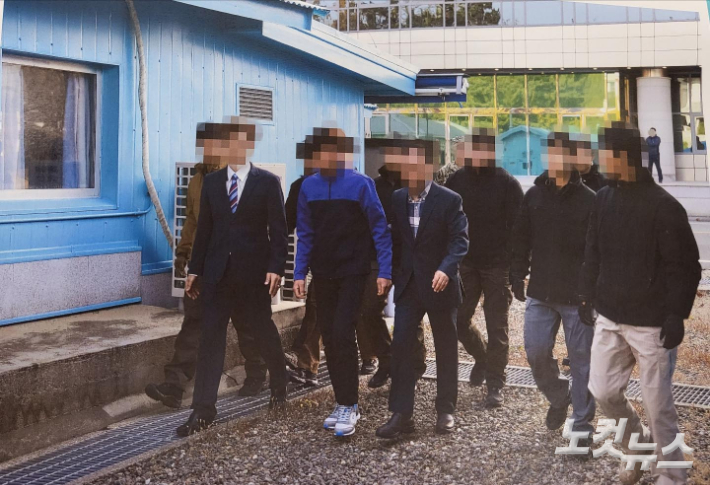 통일부는 지난 2019년 11월 판문점에서 탈북어민 2명을 북한으로 송환하던 당시 촬영한 사진을 12일 공개했다. 당시 정부는 북한 선원 2명이 동료 16명을 살해하고 탈북해 귀순 의사를 밝혔으나 판문점을 통해 북한으로 추방했다. 통일부 제공