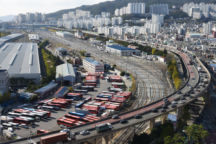 부산시는 오는 26일, 부산진구청에서 범천기지창 이전적지 개발사업화 전략 용역 주민설명회를 개최한다. 범천기지창과 동서고가로의 모습 부산시청 제공 