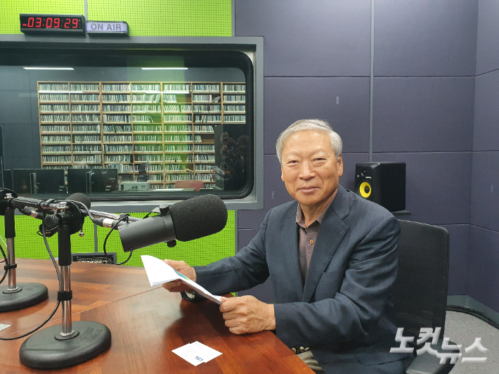 강원CBS 시사프로그램 <서정암의 시사줌인>에 출연한 한림성심대학교 우형식 총장. 강민주 PD. 