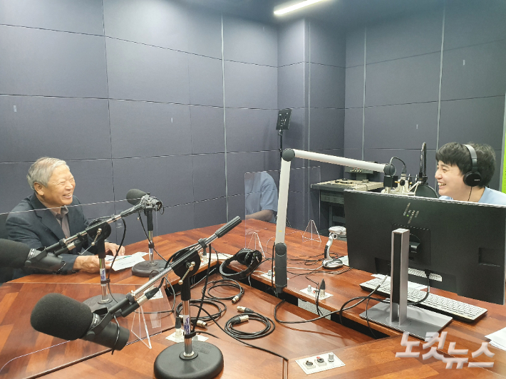 강원CBS 시사프로그램 <서정암의 시사줌인>에 출연한 한림성심대학교 우형식 총장. 강민주 PD. 