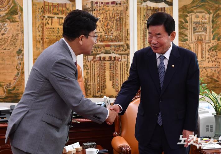 권성동 국민의힘 당대표 직무대행 겸 원내대표(왼쪽)가 22일 오전 서울 여의도 국회의장실에서 김진표 국회의장 주재 열린 여야 원내대표 회동에서 원구성 합의를 한 후 김진표 국회의장과 악수를 하고 있다.