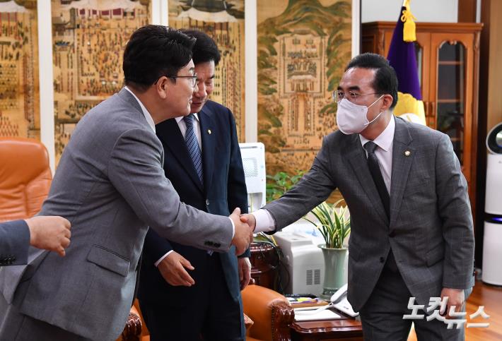 권성동 국민의힘 당대표 직무대행 겸 원내대표(왼쪽)와 박홍근 민주당 원내대표(오른쪽)가 22일 오전 서울 여의도 국회의장실에서 김진표 국회의장 주재 열린 여야 원내대표 회동에서 원구성 합의문을 발표한 후 악수를 하고 있다.