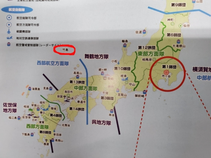 일본 방위성이 22일 발표한 2022년 판 방위백서에 게재된 자위대 주요 부대 표시 지도에 독도가 '다케시마'(竹島·일본이 주장하는 독도의 명칭·왼쪽 빨간 동그라미)로 표기돼 있다. 연합뉴스