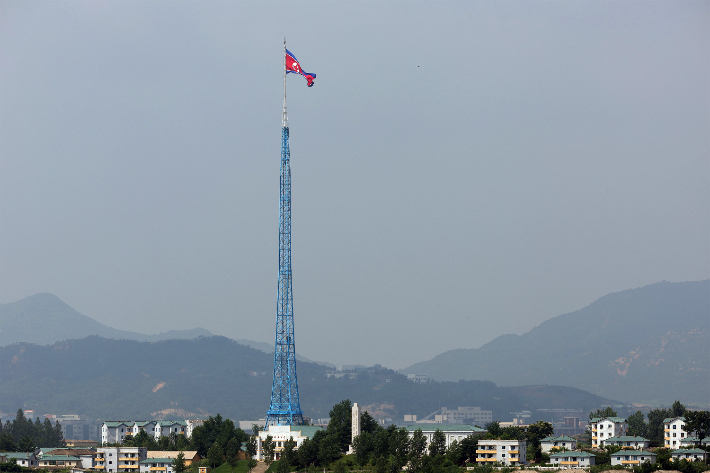 19일 경기도 파주시 판문점 3초소에서 바라본 북한의 기정동 마을 내 문화회관에 걸려 있는 인공기가 펄럭이고 있다. 연합뉴스