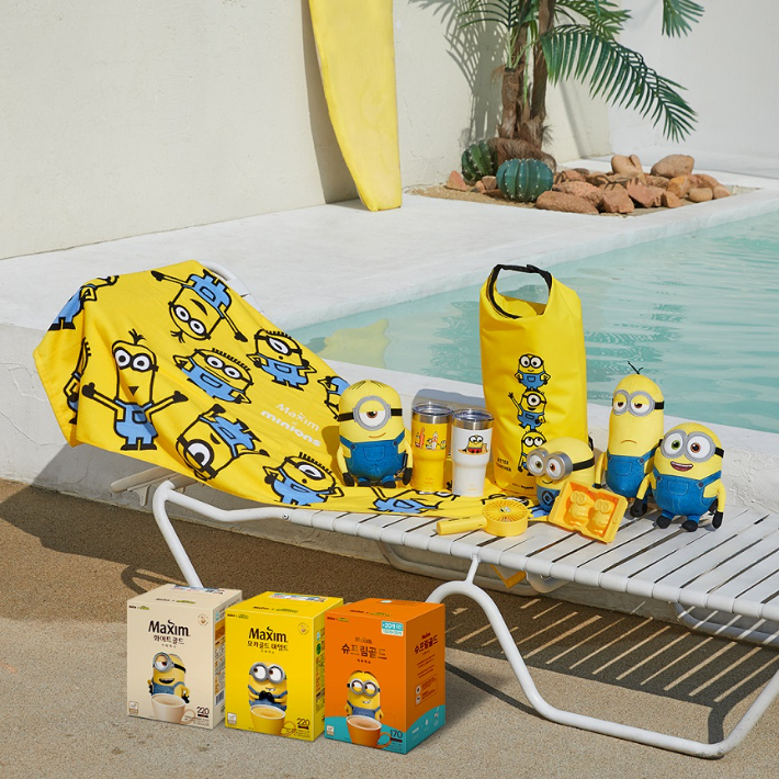 맥심 커피믹스X미니언즈 스페셜 패키지의 굿즈. 동서식품 제공