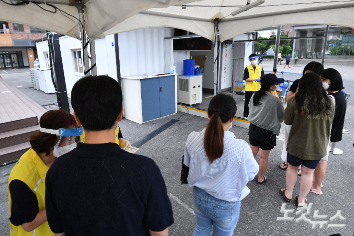 서울시가 코로나19 재유행으로 인해 임시 선별진료소 운영을 재개한 지난 22일 서울 서초구 고속버스터미널 임시선별진료소에 시민들이 검사를 받기 위해 줄을 서 있는 모습. 류영주 기자