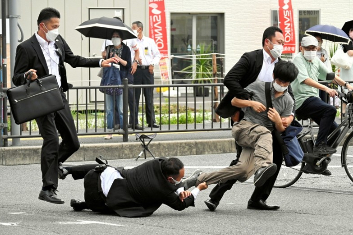 지난 8일 일본 나라현 나라시에서 아베 신조 전 총리에게 총을 쏜 야마가미 데쓰야가 경호원들에게 제압당하고 있다. 연합뉴스