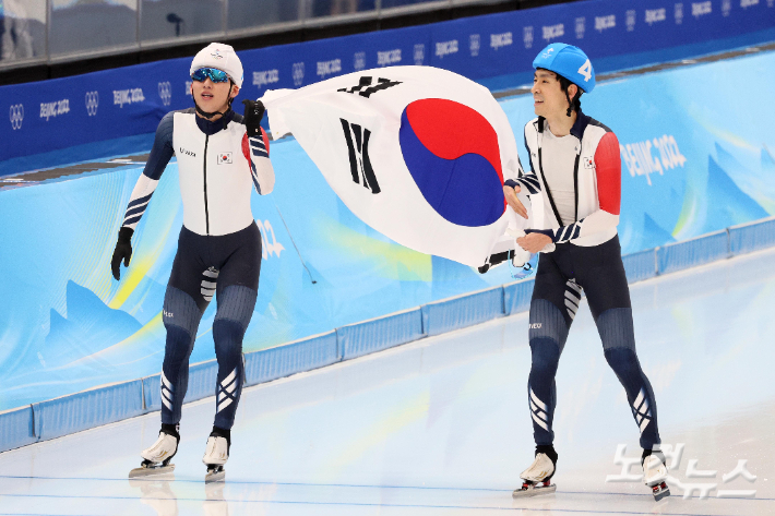 정재원(왼쪽)이 베이징올림픽 남자 매스스타트 은메달을 따낸 뒤 동메달을 수확한 선배 이승훈과 태극기를 들고 세리머니를 하는 모습. 박종민 기자